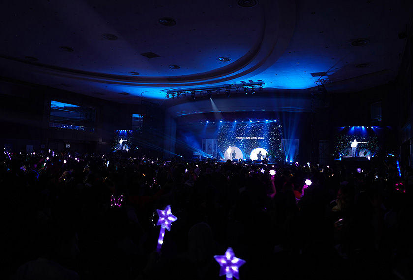 Eun-Woo pastinya tidak mengecewakan 1,900 AROHA yang hadir apabila mendendangkan lagu Bahasa Malaysia iaitu ‘Sampai Ke Hari Tua’ oleh Aizat Amdan. - Macpiepro