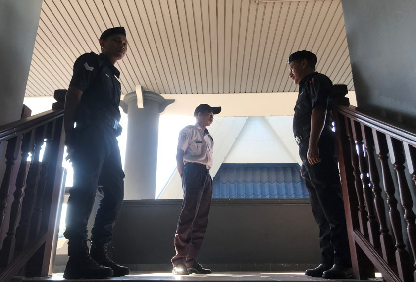 Anggota polis mengawal keadaan keselamatan di Mahkamah Ayer Keroh, Melaka pada Selasa. - Gambar Astro AWANI