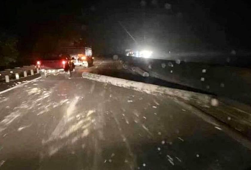 Beberapa tiang konkrit terjatuh dari sebuah treler di Kilometer 256.1 Lebuhraya PLUS arah selatan berhampiran Terowong Menora malam tadi. Foto ihsan PDRM