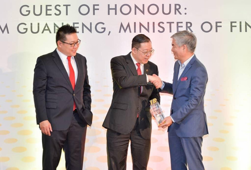 Henry Tan (kanan) menerima anugerah Syarikat Terbaik Malaysia Bagi Hubungan Pelabur dalam kategori syarikat bermodal sederhana daripada Menteri Kewangan, Lim Guan Eng dan juga Pengerusi MIRA, Steven Tan Chek Chye. - Astro