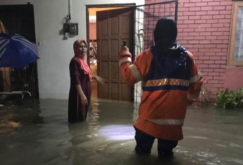 Air naik memasuki rumah sehingga empat kaki tinggi. Foto ihsan JBPM