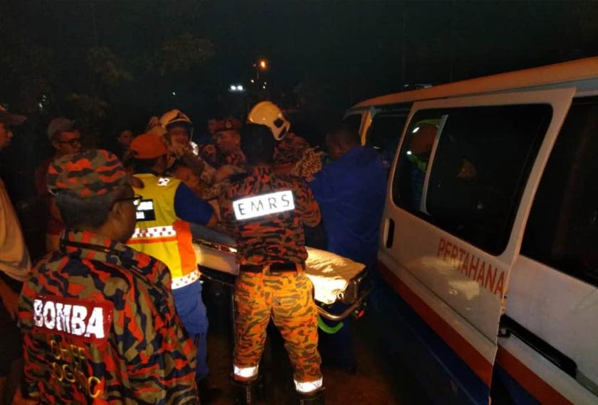 Anggota bomba membantu menyelamatkan mangsa banjir yang rumah mereka dinaiki air. Foto ihsan JBPM
