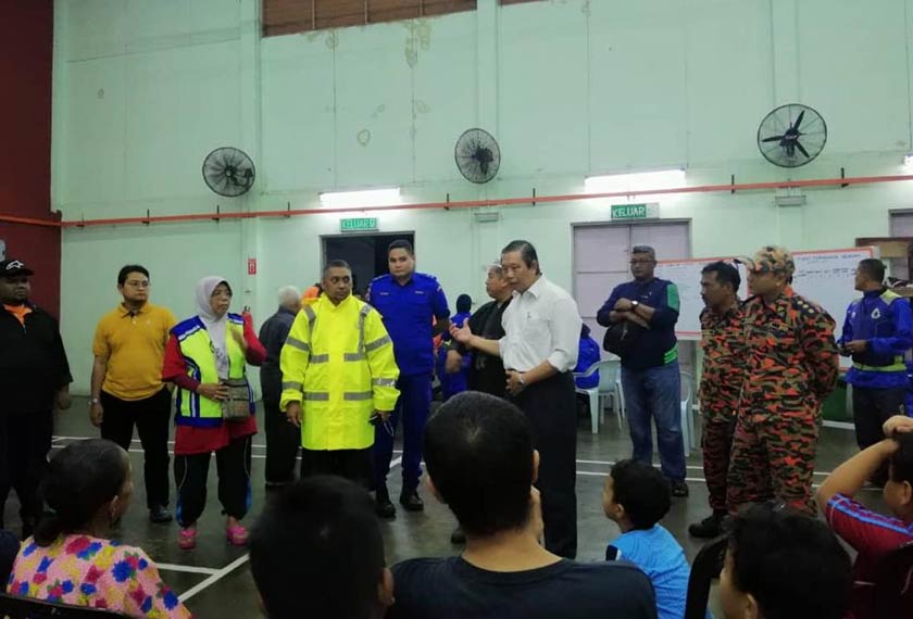 Mohd Nizar (kemeja putih) melawat mangsa banjir di pusat pemindahan. Foto ihsan JBPM