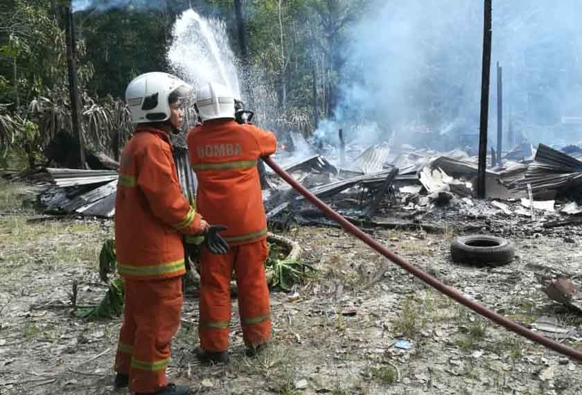 Pasukan Bomba dan Penyelamat Tatau berusaha memadam kebakaran. - Foto Ihsan JBPM Sarawak