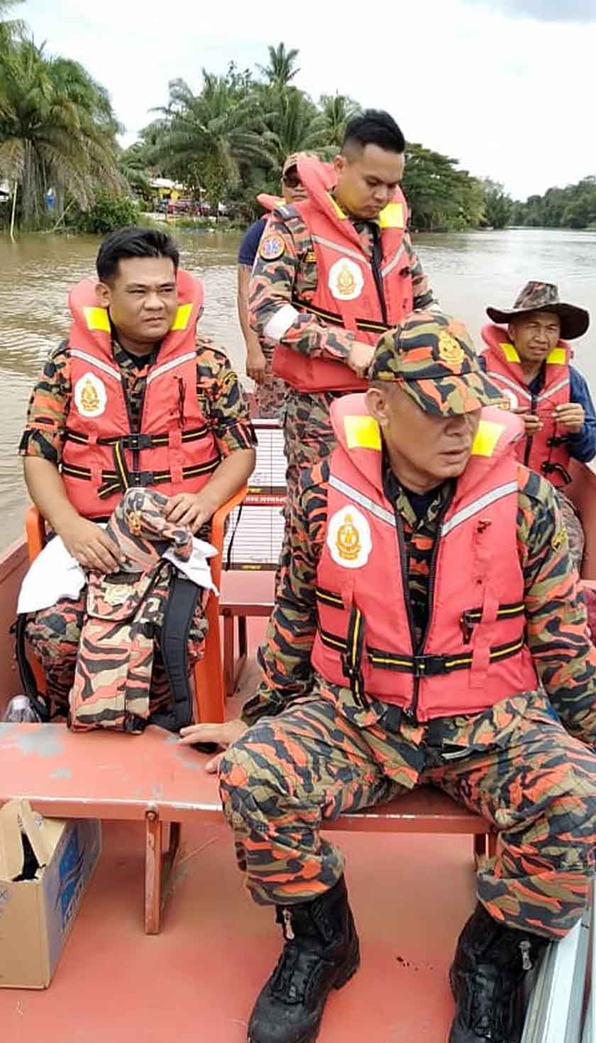 Gerakan SAR sedang dilaksanakan di Batang Suai, Niah untuk mencari rakyat Indonesia yang dikhuatiri lemas. – Gambar ihsan Jabatan Bomba dan Penyelamat Negeri Sarawak.