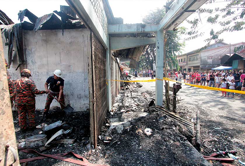 Anggota Forensik Kebakaran Jabatan Bomba dan Penyelamat Malaysia (JBPM) Pahang menjalankan siasatan di lokasi kejadian kebakaran besar di Sungai Lembing Sabtu lalu. - BERNAMA