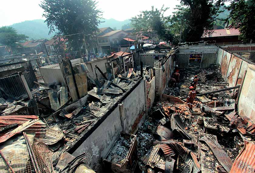 Anggota Forensik Kebakaran Jabatan Bomba dan Penyelamat Malaysia (JBPM) Pahang menjalankan siasatan di lokasi kejadian kebakaran besar di Sungai Lembing Sabtu lalu. - BERNAMA