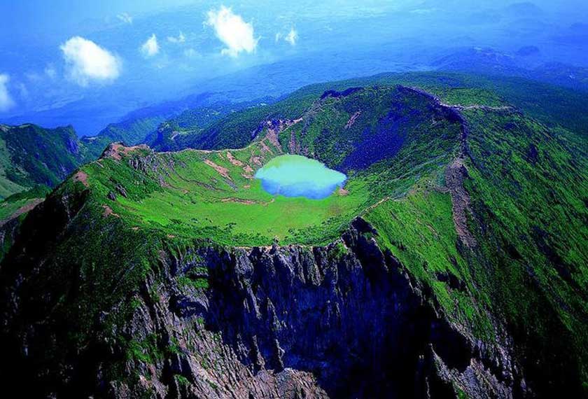Puncak Gunung Hallasan dapat dilihat menjadi latar belakang banyak drama Korea.