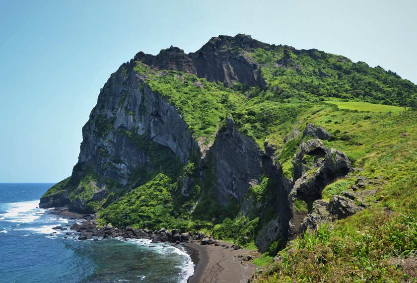 Seongsan Ilchulbong dikatakan lokasi dengan pemandangan matahari terbit paling cantik di Jeju.