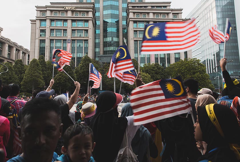 Orang ramai mengibarkan Jalur Gemilang di Putrajaya. Pasukan Ceritalah