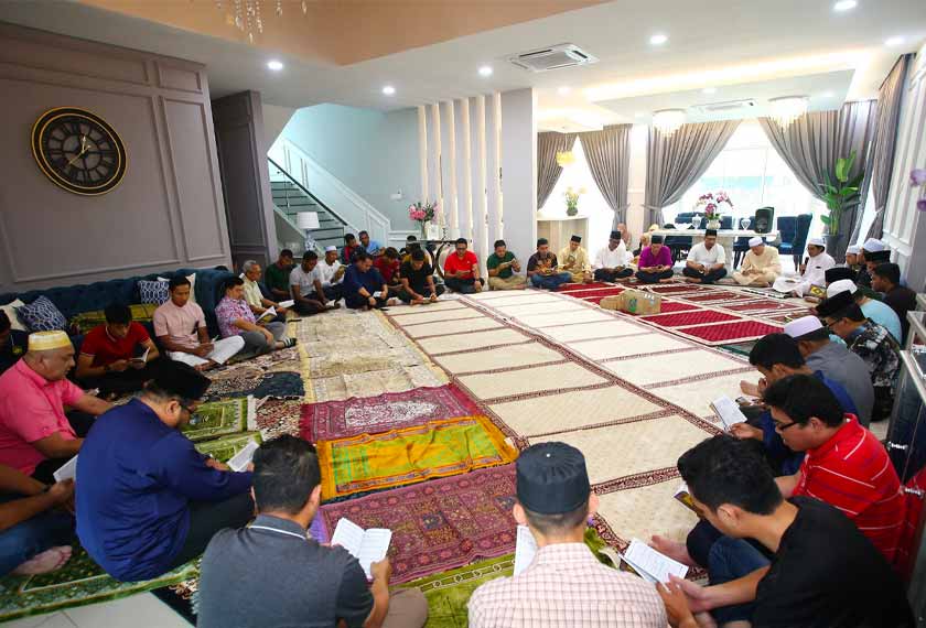 Sekitar majlis doa selamat bagi mendoakan keselamatan pemain dan penyokong skuad kebangsaan di kediaman Hamidin. - Facebook FAM