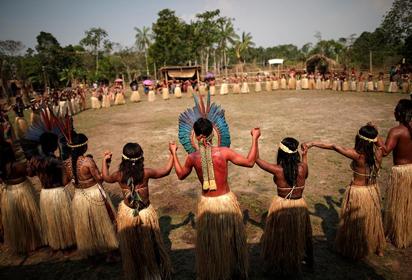 Puak pribumi Shenanewa melakukan ritual khas dengan menari dalam formasi bulatan, demi mengharapkan kebakaran dapat berhenti. - Reuters