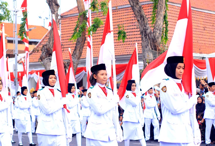 Pelajar dari Surabaya mengambil bahagian dalam perarakan Hari Merdeka Indonesia. Pasukan Ceritalah