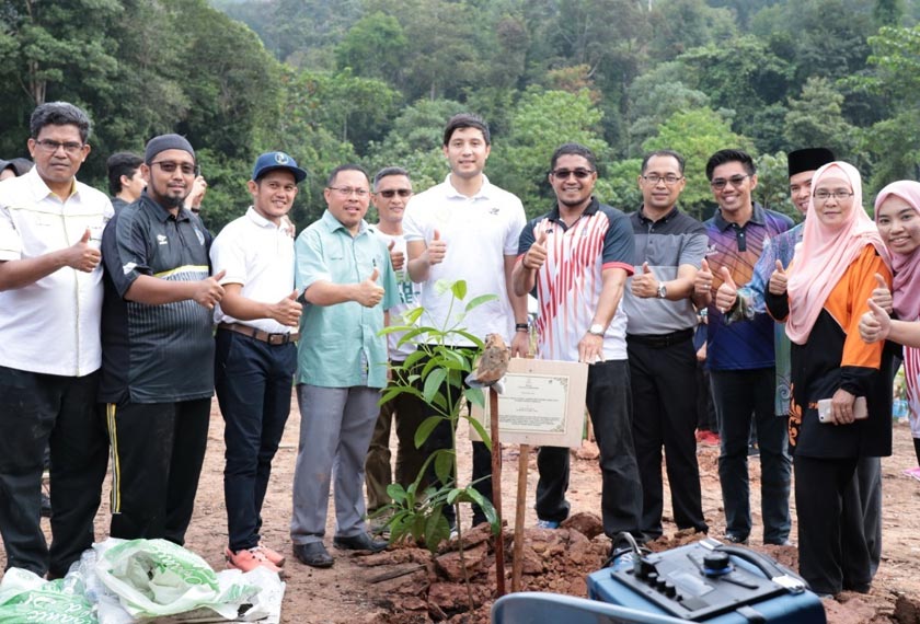 Tengku Fahd (tengah) bergambar bersama sukarelawan pada program Go Green With SASET.