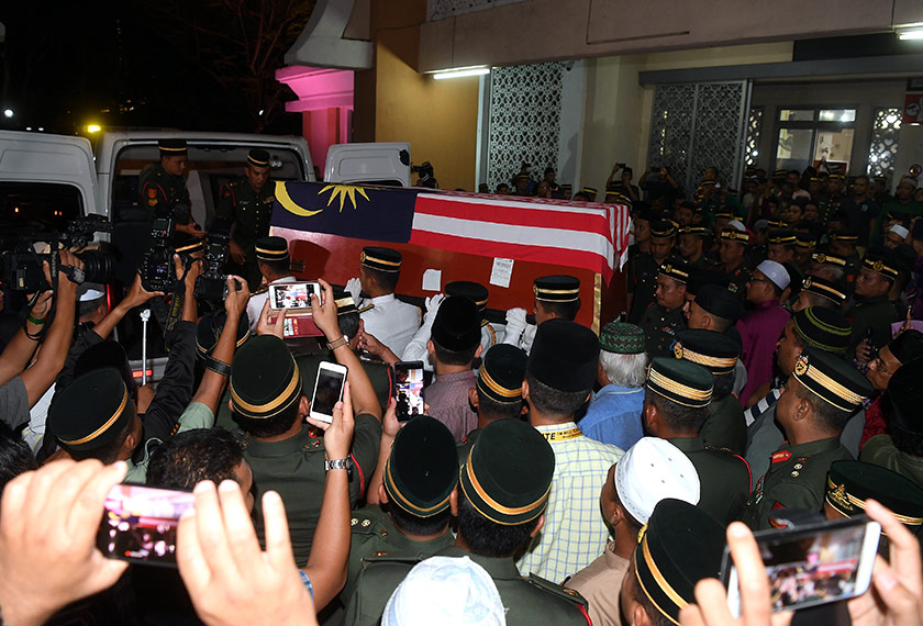 Jenazah Mohd Zahir ketika diusung untuk dikebumikan di kampung halamannya di Ulu Kinta, Perak selepas selesai disolatkan di Masjid Kem Wardieburn, Jalan Genting Kelang, awal pagi ini, 5 Sept, 2019. --fotoBERNAMA