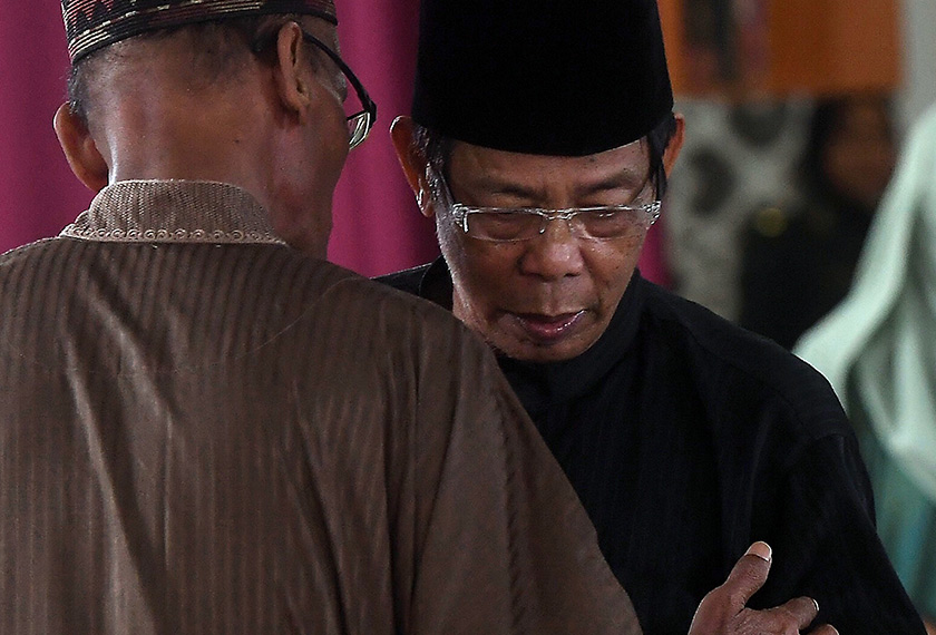 AR Badul ditenangkan anggota keluarganya ketika menunggu jenazah anaknya tiba di Masjid Kem Wardieburn. --fotoBERNAMA