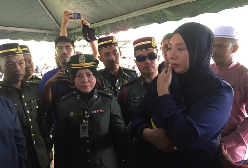 Isteri Mohd Zahir, Nour Shafinar (kanan) turut kelihatan di Tanah Perkuburan Islam Tambun pagi ini. Astro AWANI/AIDA AZIZ