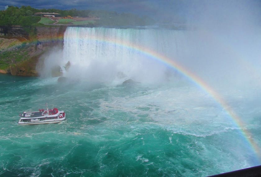 Pengunjung boleh memilih sama ada menaiki bot sehingga ke tengah Air Terjun Kanada, atau boleh juga menaiki helikopter.