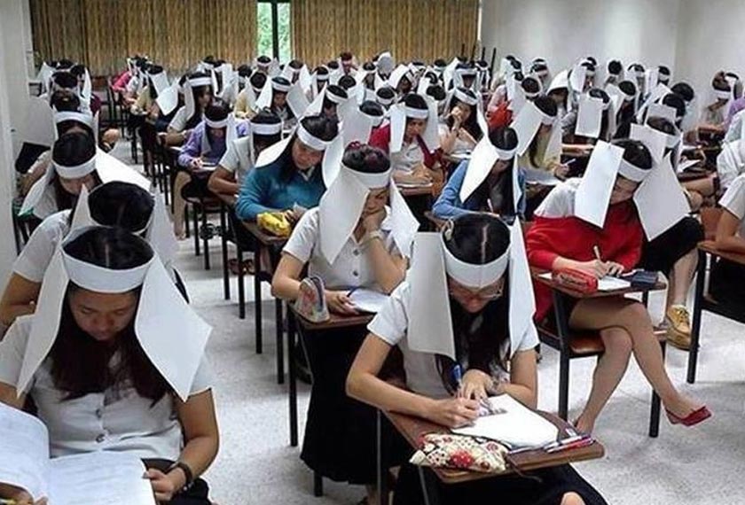 Penuntut di Kasetsart University, Bangkok, Thailand  dipaksa mengenakan penutup kepala seakan-akan 'topi keledar' semata-mata kerana tidak mahu mereka meniru. - Gambar sosial media