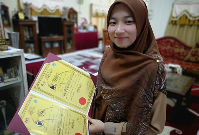 Farhatul bersama sijil kemenangannya.