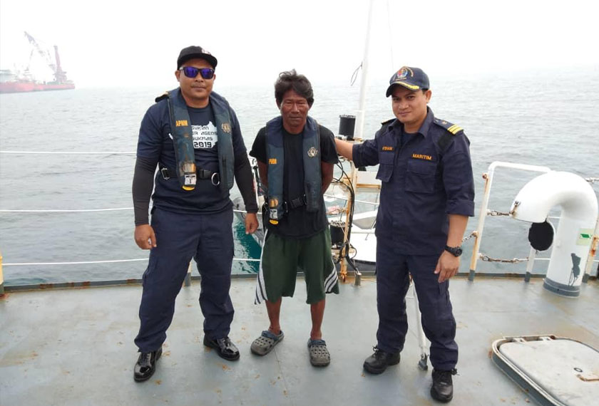 Mangsa yang dikenali sebagai ‘Worknel’ berumur dalam lingkungan 60an itu telah diberikan rawatan awal dan juga makanan oleh kru yang berada di atas pelantar.  - Foto APMM Sarawak