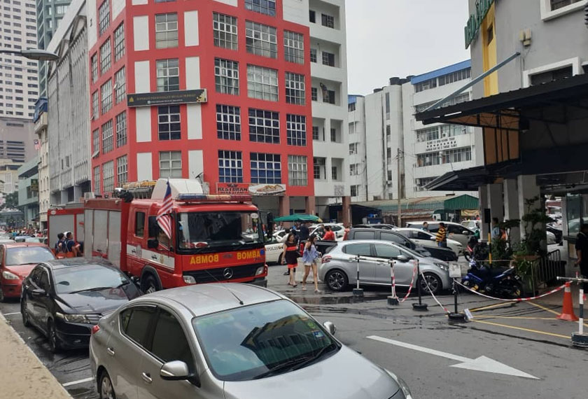 Pusat Gerakan Operasi Kuala Lumpur dalam satu kenyataan memaklumkan pihaknya menerima panggilan kecemasan pada pukul 1.26 petang tadi. - Foto Ihsan Pembaca