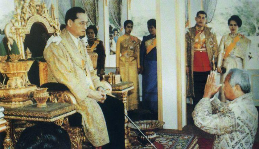 Prem tunduk sembah di hadapan Raja Bhumibol Adulyadej ketika majlis penganugerahan gelaran sebagai King Bhumibol the Great, di Dewan Takhta Chai Mangkalaphisek Thong Sanam Luang, 5 Dis, 1987. Foto Ceritalah
