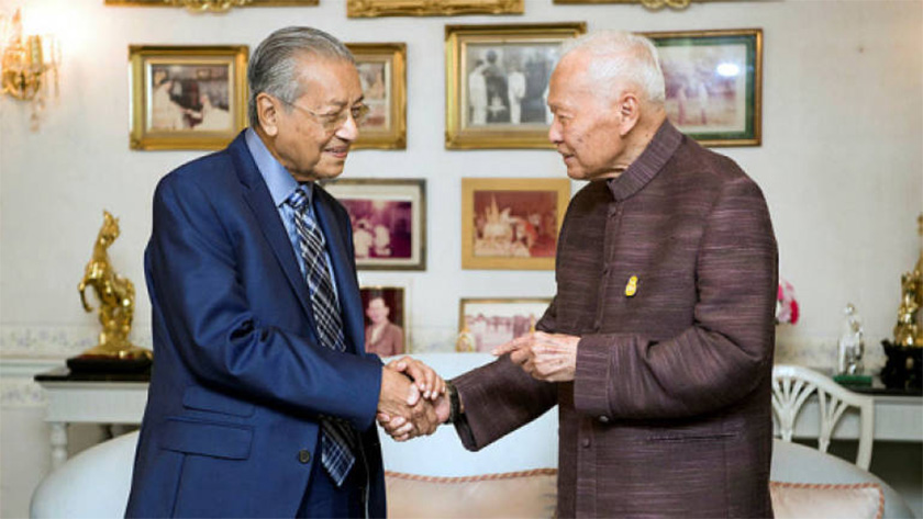 Prem Tinsulanonda berjabat tangan dengan Tun Dr Mahathir Mohamad ketika menerima kunjungan hormat Perdana Menteri Malaysia itu di kediaman rasmi beliau, 25 Okt, 2018. --fotoBERNAMA