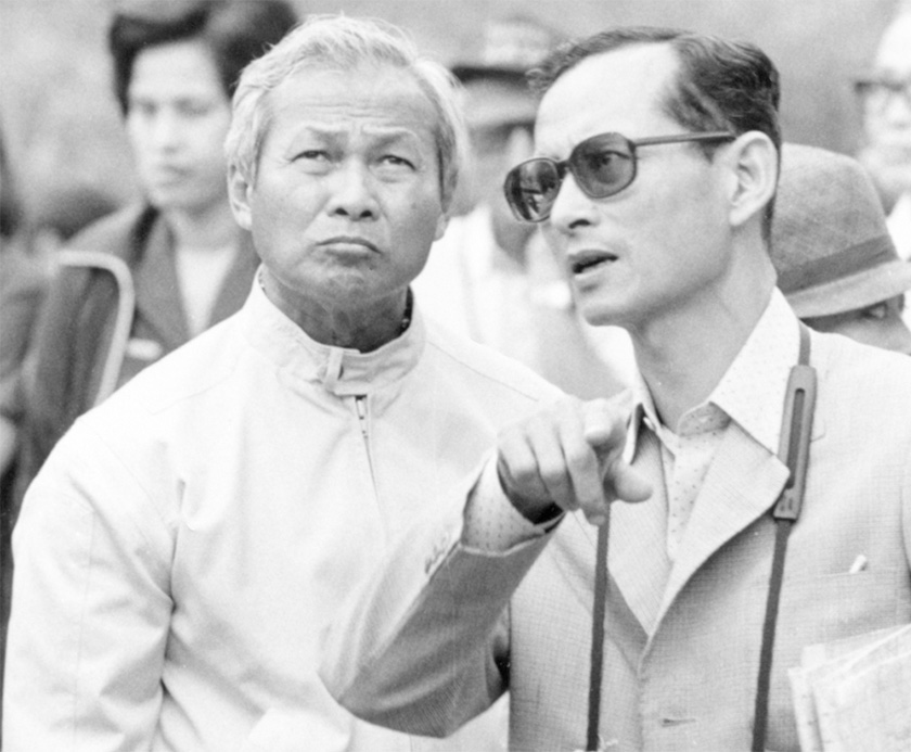 Raja Bhumibol Adulyadej bercakap dengan Prem Tinsulanonda yang ketika itu Perdana Menteri ketika mereka melawat satu projek pengairan di utara Thailand, 16 Feb, 1981. Agensi/Ceritalah