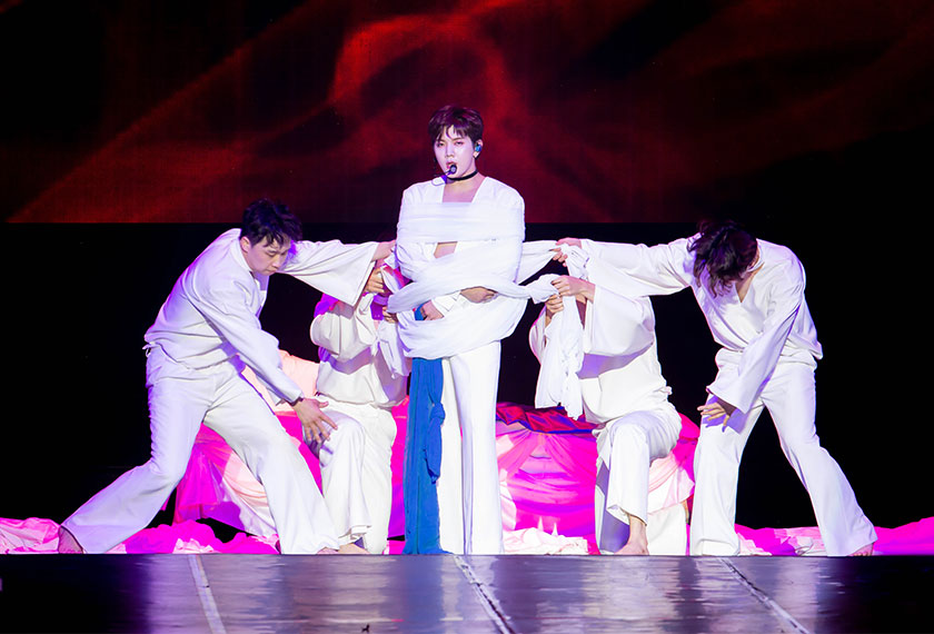 Ren mengambil peluang untuk menunjukkan sisi sensualnya ketika persembahan solonya ”Paradise” yang menampilkan set yang begitu menakjubkan.