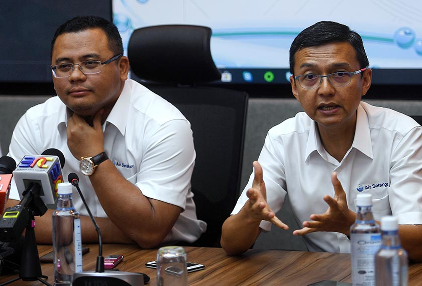 Amirudin (kiri) bersama Suhaimi (kanan) ketika sidang media pada majlis perasmian Air Selangor sebagai pemegang Lesen Tunggal Perkidmatan Bekalan Air Selangor, Wilayah Persekutuan Kuala Lumpur dan Putrajaya hari ini. --fotoBERNAMA