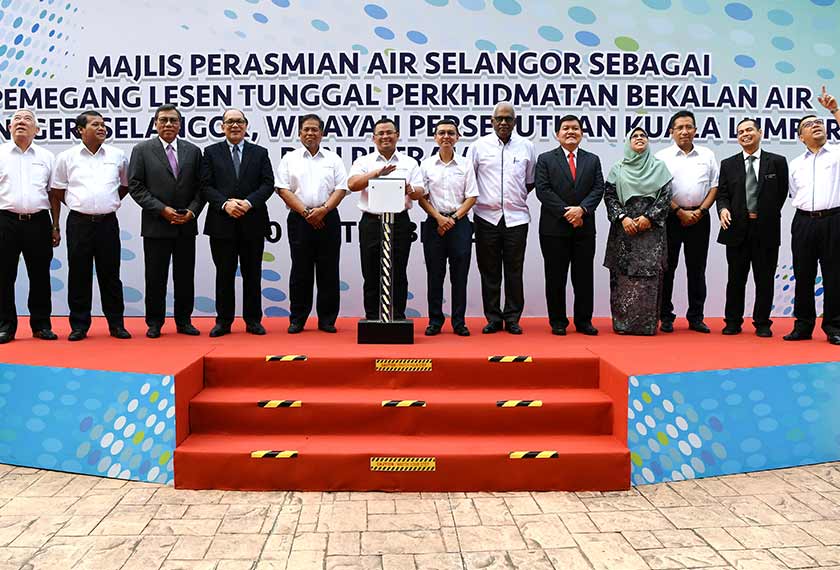 Amirudin (tengah) menyempurnakan perasmian logo baharu Air Selangor pada majlis perasmian Air Selangor sebagai pemegang Lesen Tunggal Perkidmatan Bekalan Air Selangor, Wilayah Persekutuan Kuala Lumpur dan Putrajaya hari ini. --fotoBERNAMA
