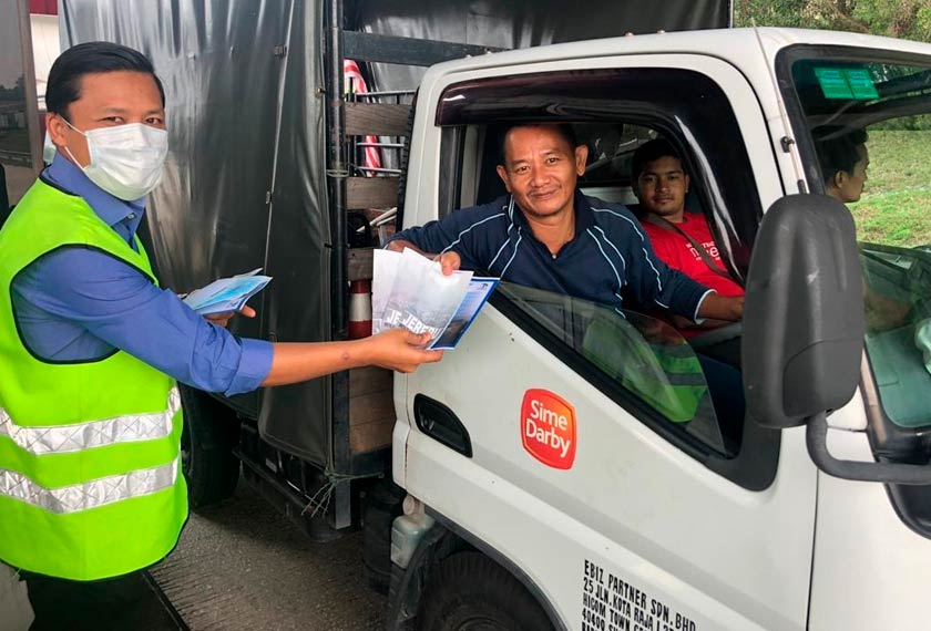 kami juga mengedarkan risalah yang mengandungi informasi mengenai bahaya jerebu. Gambar Prolintas