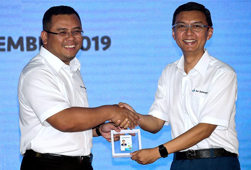 Amirudin menyerahkan kad identiti dengan logo baharu Air Selangor kepada Suhaimi (kanan) pada majlis perasmian Air Selangor sebagai pemegang Lesen Tunggal Perkidmatan Bekalan Air Selangor, Wilayah Persekutuan Kuala Lumpur dan Putrajaya, 10 Sept, 2019. --fotoBERNAMA
