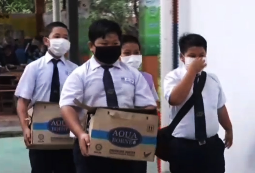 Calon peperiksaan UPSR memakai topeng muka.