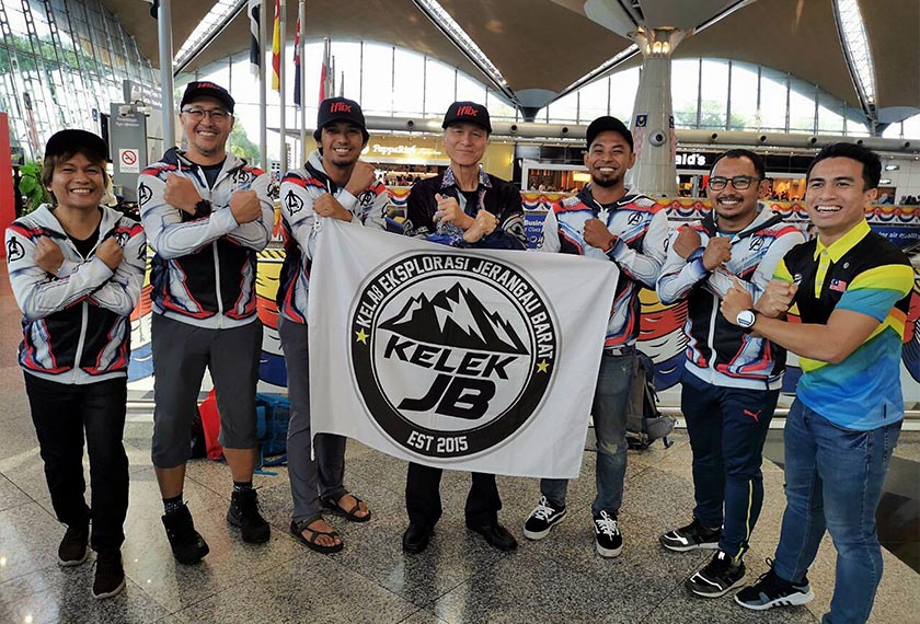 Lee (berbaju batik) bersama peserta ekspedisi di Lapangan Terbang Antarabangsa Kuala Lumpur, Sepang, 31 Ogos, 2019. --fotoBERNAMA