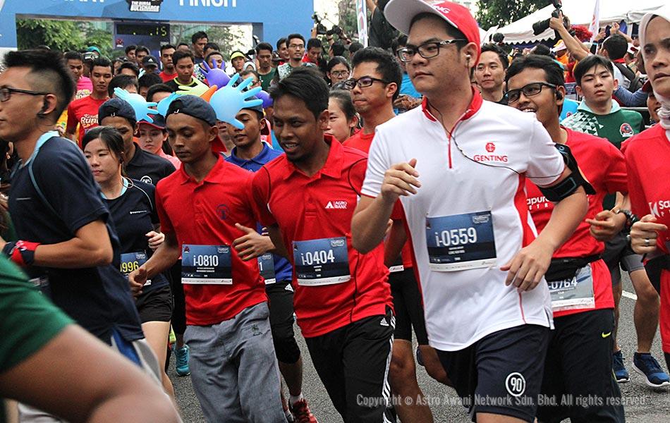 Para peserta berlari pantas untuk mendapatkan kedudukan yang baik pada permulaan Bursa Bull Charge 2016. - gambar hiasan