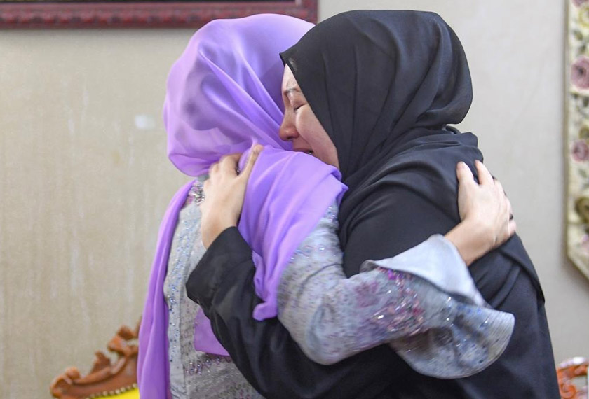  Nour Shafinar Harun tidak dapat menahan sebak apabila dipeluk oleh Tuanku Zara Salim yang mengunjunginy di Ipoh, Perak pada Rabu. - Gambar Astro AWANI