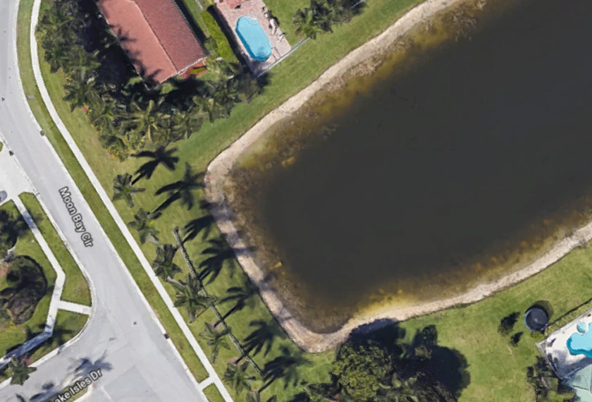 Foto Google Maps ini jelas menunjukkan sebuah kereta yang terbenam di dalam tasik di Florida.