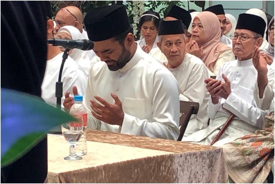 Rizman gagal menahan sebak sebaik sahaja sah bergelar suami kepada Nurida.