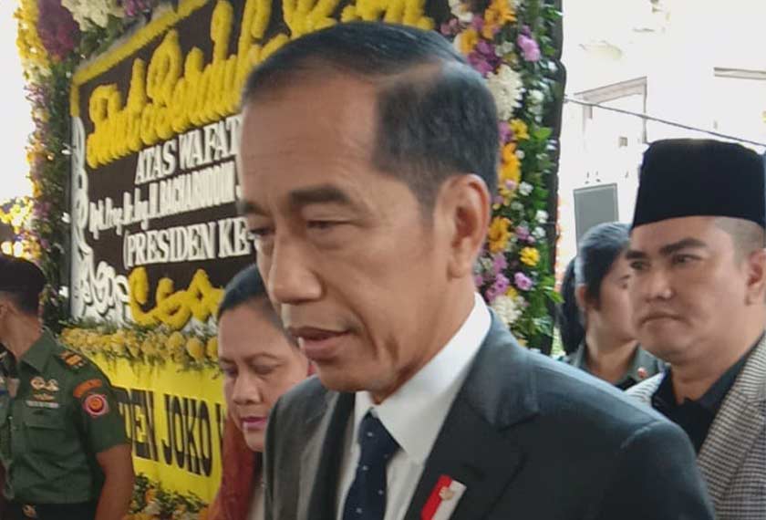 Presiden Joko Widodo hadir di rumah Habibie bagi memberi penghormatan terakhir. Pasukan Ceritalah