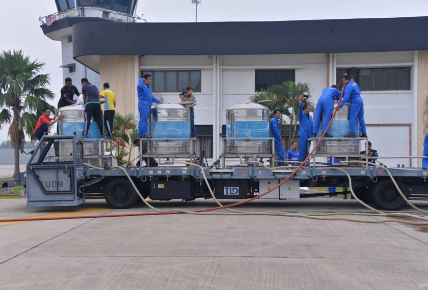 Pasukan OPA MET Malaysia melakukan persiapan bagi operasi pembenihan awan bertempat di Pangkalan TUDM Subang. - Foto TUDM