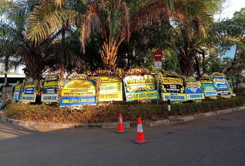 Sepanduk mengenang BJ Habibie, di luar rumahnya di Patra Kuningan, Selatan Jakarta, pada pagi keesokan harinya selepas kematian beliau. Pasukan Ceritalah 