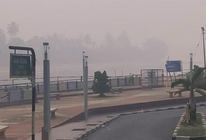 Situasi jerebu di Bandar Sri Aman sekitar jam 6.30 pagi ini. Foto Ihsan Sekretariat Pengurusan Bencana Sarawak