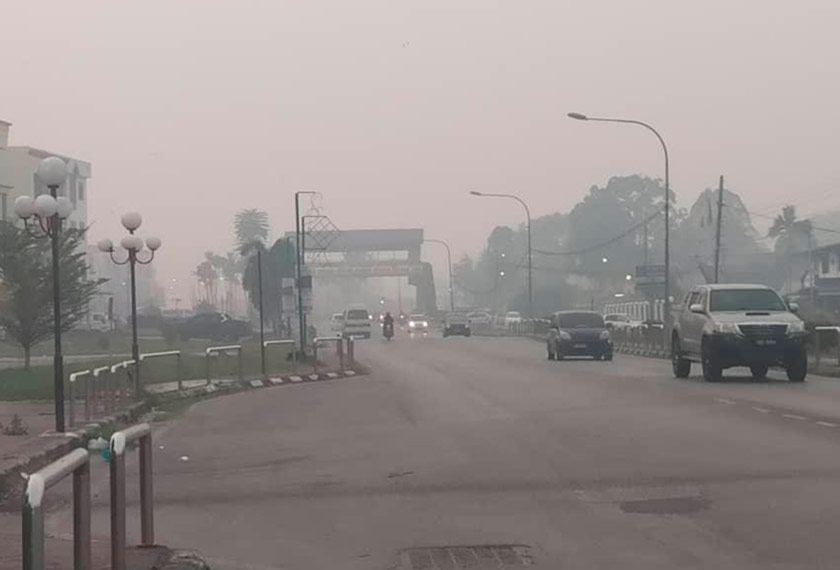 Situasi jerebu di Bandar Sri Aman sekitar jam 6.30 pagi ini. Foto Ihsan Sekretariat Pengurusan Bencana Sarawak