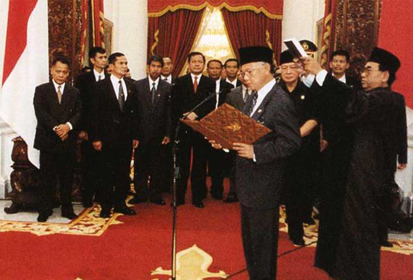 Habibie ketika mengangkat sumpah sebagai presiden pada 21 Mei 1998. Pejabat Naib Presiden Indonesia/Ceritalah