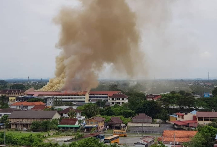 Kebakaran sekitar jam 12 tengah hari itu melibatkan blok A sekolah berkenaan yang sedang di ubah suai. - Foto Ihsan Pembaca