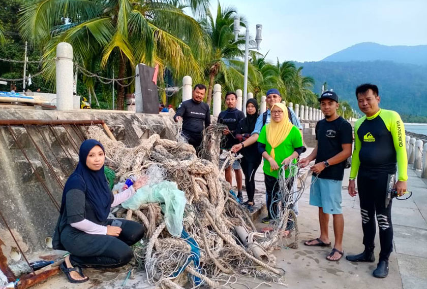 Isnaraissah dan penyelam sukarela menunjukkan sampah-sarap yang dipungut dari dasar laut menerusi Program PFO. Foto MESTECC