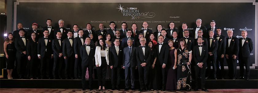 Tun Dr Mahathir (tengah) bersama-sama pemenang anugerah The Edge Billion Ringgit Club & Corporate Awards 2019. - Astro AWANI/SHAHIR OMAR