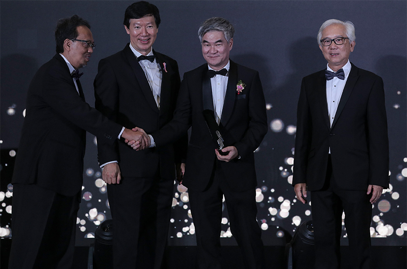 Ketua Pegawai Eksekutif Astro, Henry Tan (kedua dari kanan) menerima anugerah Pertumbuhan Keuntungan Tertinggi Selepas Cukai Lebih Tiga Tahun untuk Telekomunikasi dan Media. - Astro AWANI/SHAHIR OMAR